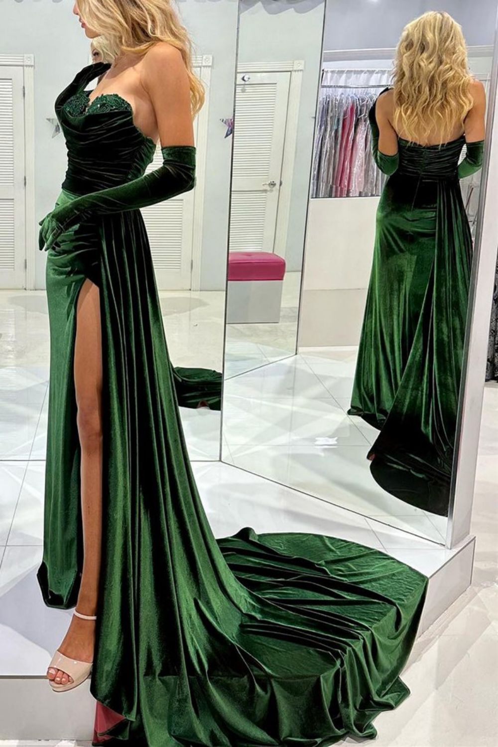 Vestido de fiesta elegante de terciopelo verde oscuro con escote corazón y corte sirena de Weitese con abertura frontal